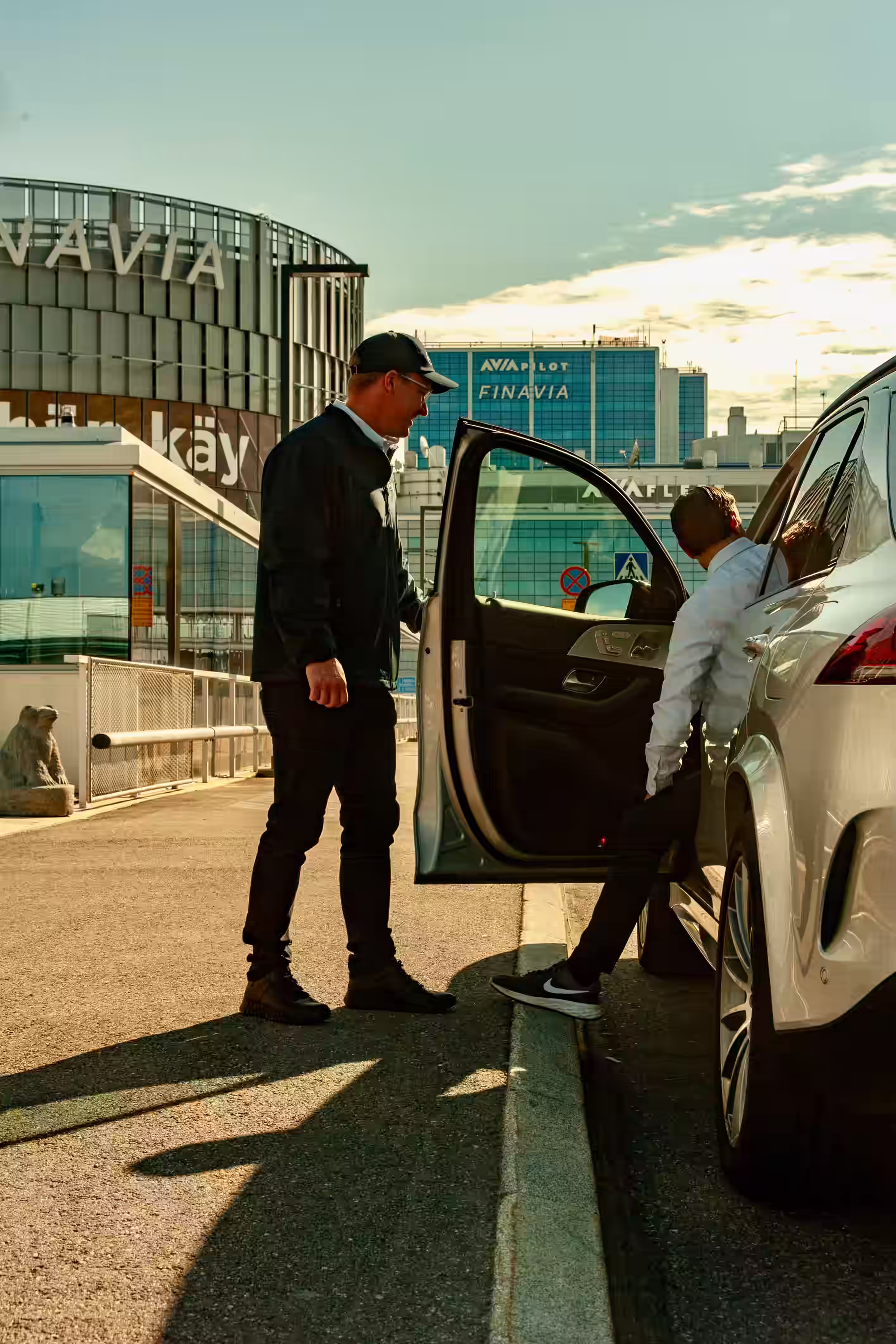 Aveil's customer service staff receiving a passenger's car at Helsinki Airport